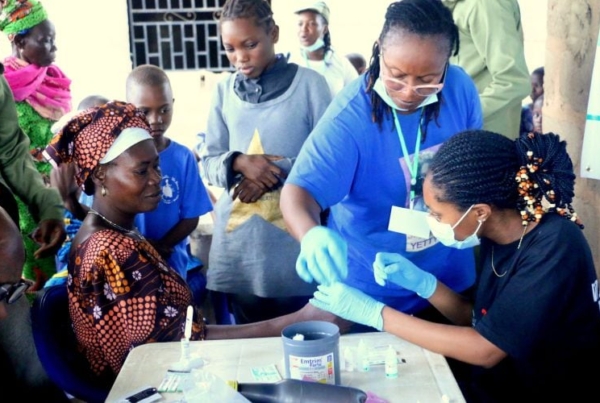 Medical professionals doign a check-up.