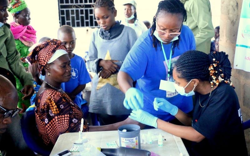 Medical professionals doign a check-up.