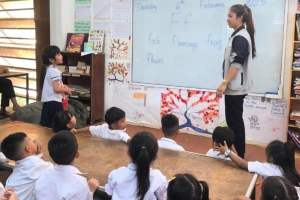 Intern teaching in CAmbodia