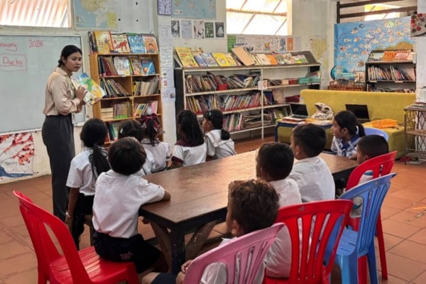 Intern teaching in CAmbodia
