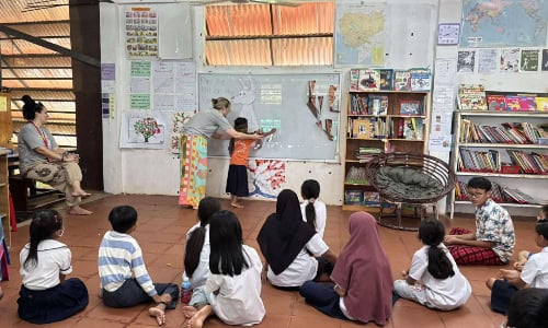 Intern teaching in CAmbodia
